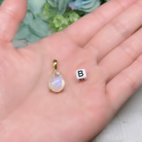 【ケース入り】月光の女神の導き　ムーンストーン　ペンダントトップドロップ　14×10mm