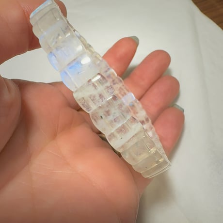 ［バングル］［一点もの］レインボームーンストーン｜青いシラーが浮かぶ｜幅7.6mm