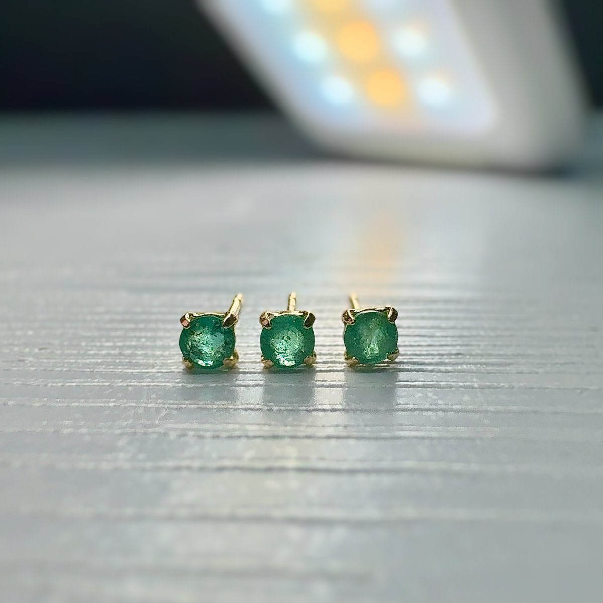 ピアス］k18 刻印有り イエローゴールド エメラルド ラウンド