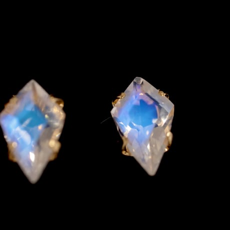 ［ピアス］　18金イエローゴールド　ロイヤルブルームーンストーンカイトカット0.2ct 3x5mm