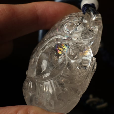 ［彫刻］限定１個　虹入り 台湾仕入れセール　水晶　彫刻　組紐ネックレス