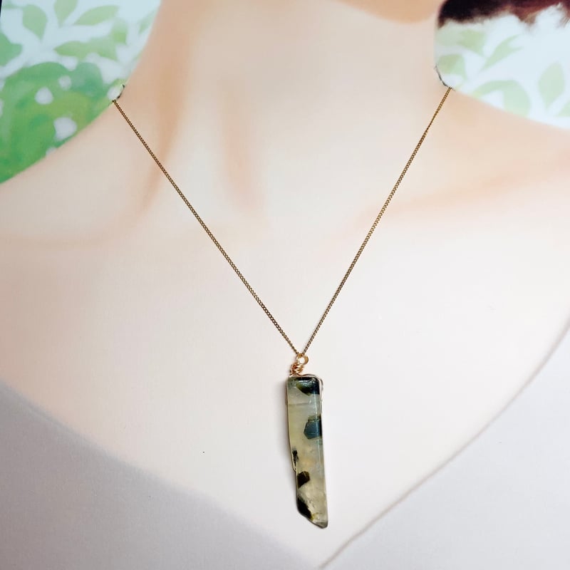 奇跡の共生石！エピドート＆クリスタル原石②　唯一無二の高波動パワーストーン エピドート 緑簾石 クォーツ水晶 150g EPD063 原石 鉱物 天然石