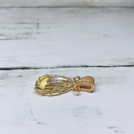 【ハイクォリティ】【キャッツアイ】黄金の成功　高透明度　タイチンルチル　ワイヤーペンダントトップ　ゴールドカラー　28.2×10.7mm