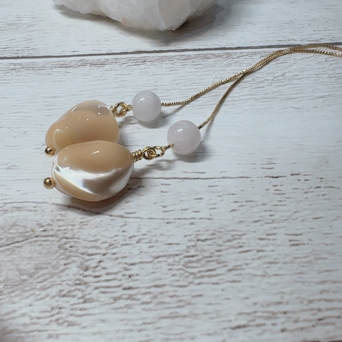 ピアス］マザーオブパール ミルクティーベージュ揺れるアメリカン