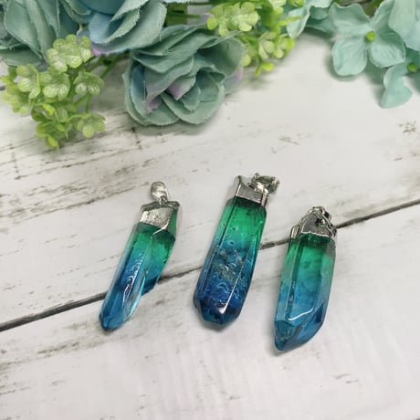 幻想的な輝き　天然水晶アクアオーラ蒸着加工ペンダントトップ