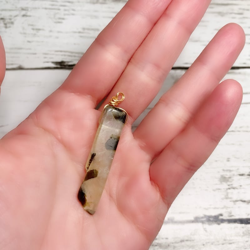 癒しの緑の共生石 トラウマを癒し、前に進む勇気をくれる決断の石