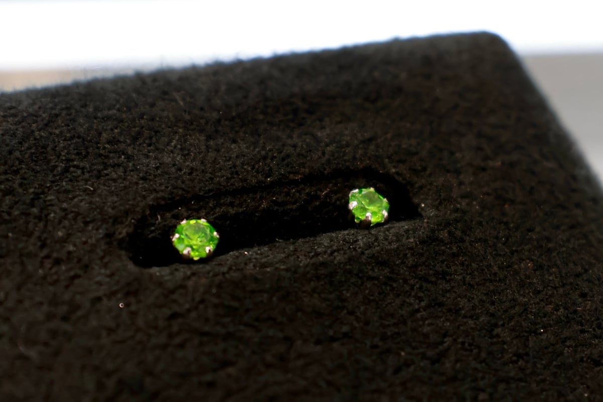 ピアス］【工房応援企画】デマントイドガーネットk18 ・PT900