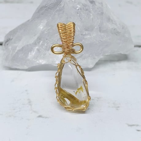 【ハイクォリティ】【キャッツアイ】黄金の成功　高透明度　タイチンルチル　ワイヤーペンダントトップ　ゴールドカラー　28.2×10.7mm