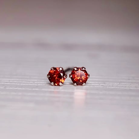 ［ピアス］工房応援企画　PT900　ガーネット　ピアス