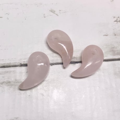 【彫刻】愛と調和　ローズクォーツ勾玉　22x13mm