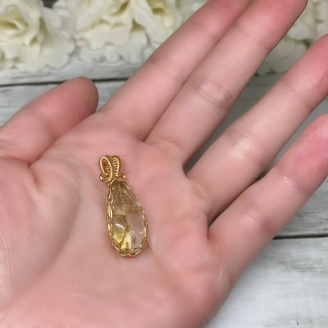 ［ペンダント］【ハイクォリティ】【キャッツアイ】高透明度タイチンルチル　ワイヤーペンダントトップ　ゴールドカラー　31.4×12.1mm