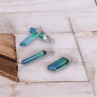 幻想的な輝き　天然水晶アクアオーラ蒸着加工ペンダントトップ