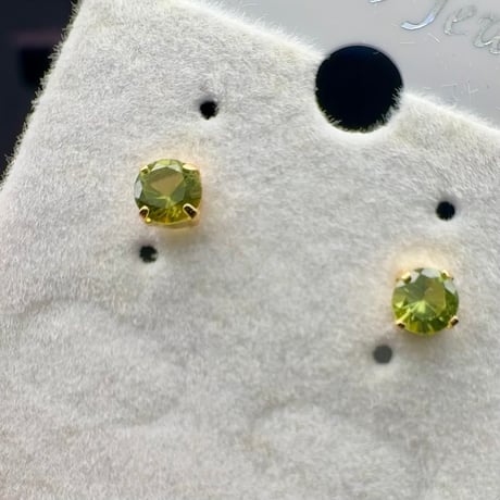 ［ピアス］k18 ペリドット0.6ct