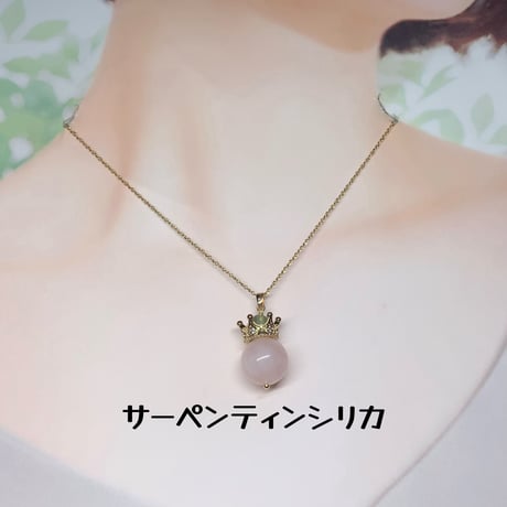 愛の守護者と心の誓い　モルガナイト王冠ペンダントトップ