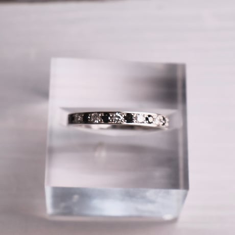 ［リング］PT950 ブラック&ホワイトダイヤモンド ハーフエタニティ 0.11ct×0.12ct【受注生産】【工房応援】