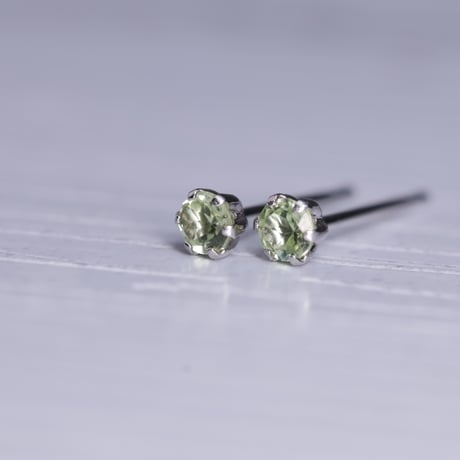 ［ピアス］工房応援企画　PT900　ペリドット　ピアス