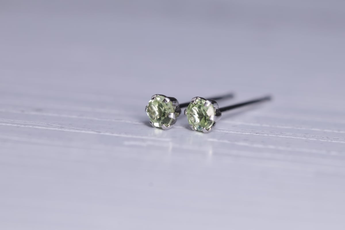 ピアス］工房応援企画 PT900 ペリドット ピアス | pundarika
