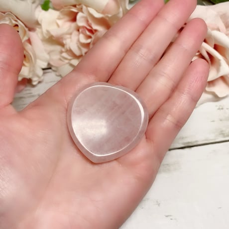 ［彫刻］ハートの小皿　指輪やピアス置き場に　ローズクォーツ　約40×40.4mm