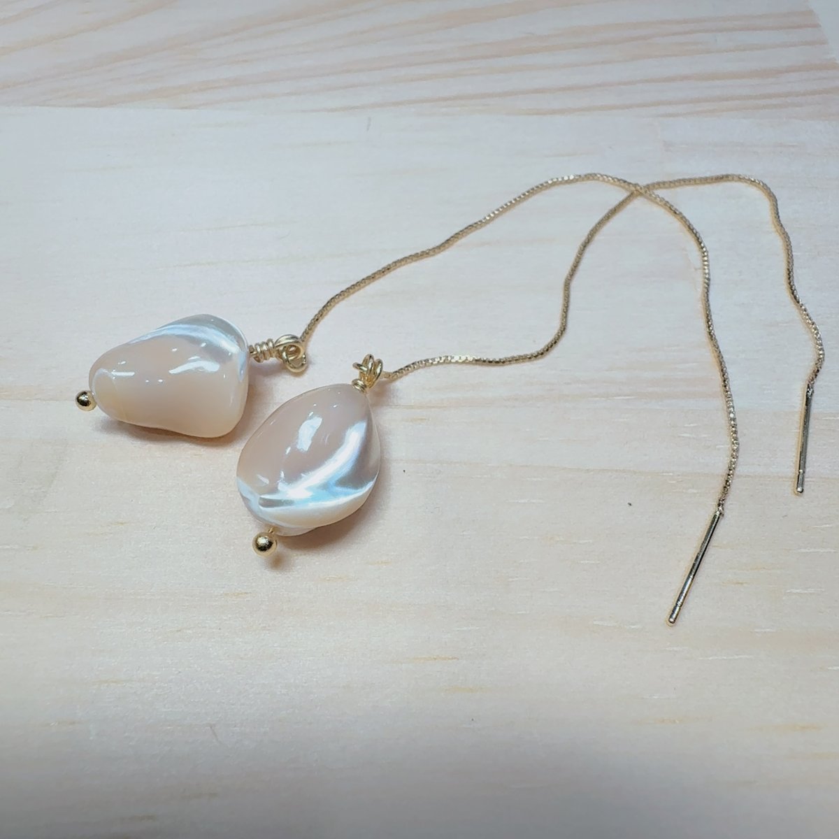 ピアス］マザーオブパール ミルクティーベージュ揺れるアメリカン