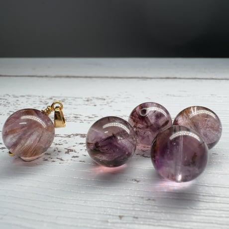 虹入り エンジェルフェザーカコクセナイト12.5mm～天使の羽が舞う神秘の紫水晶～【ファイナルグレード】【人気の1粒ペンダント】k24gp  45cmチェーン付き
