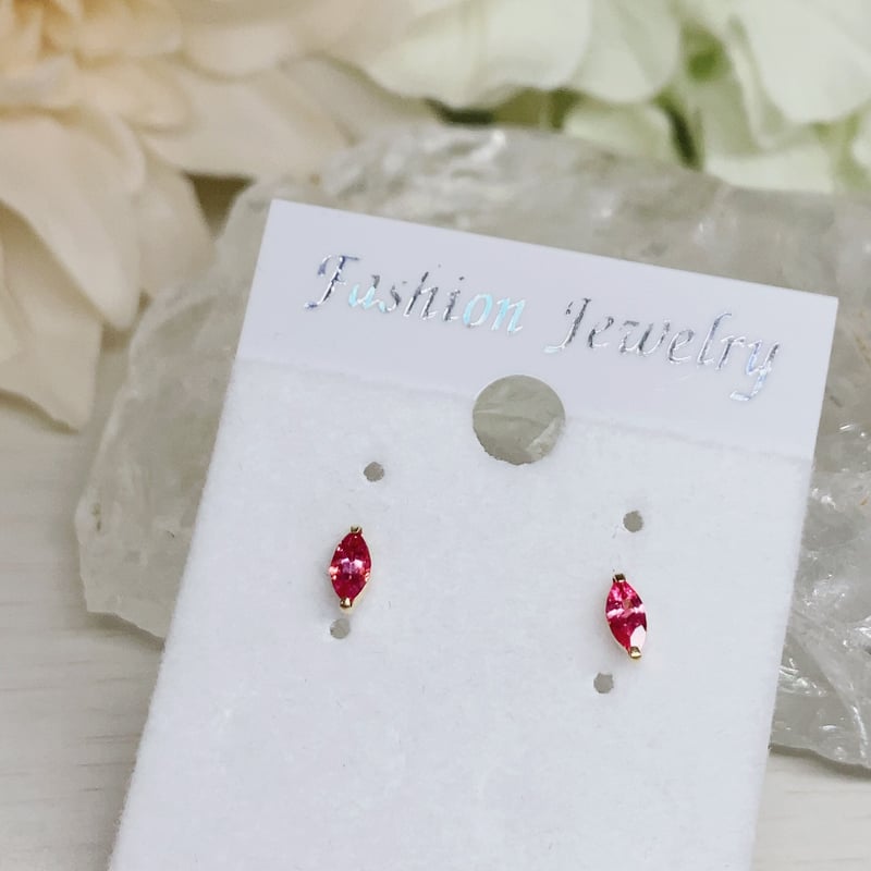 ピアス］18金 情熱と自己成長を呼び覚ます魔法の石 アヤナスピネル