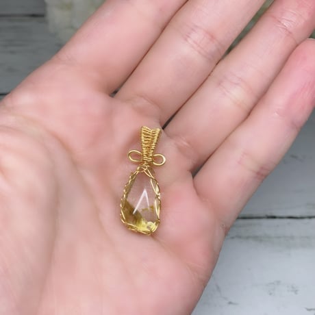 【ハイクォリティ】【キャッツアイ】黄金の成功　高透明度　タイチンルチル　ワイヤーペンダントトップ　ゴールドカラー　28.2×10.7mm