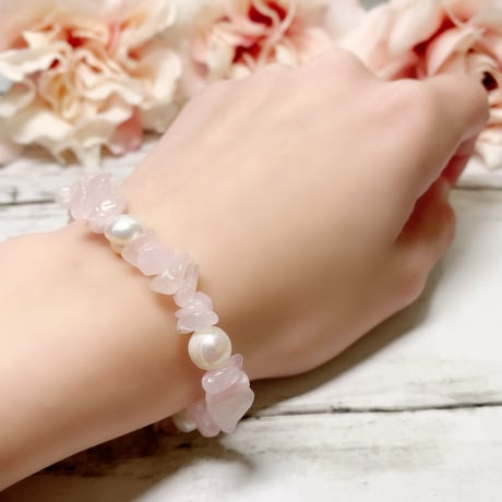 【ブレスレット】薔薇と純真さ　淡水パール8mmとロースクォーツさざれ　内径15～16cm