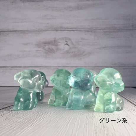 ［彫刻］フローライト　犬　約22mm
