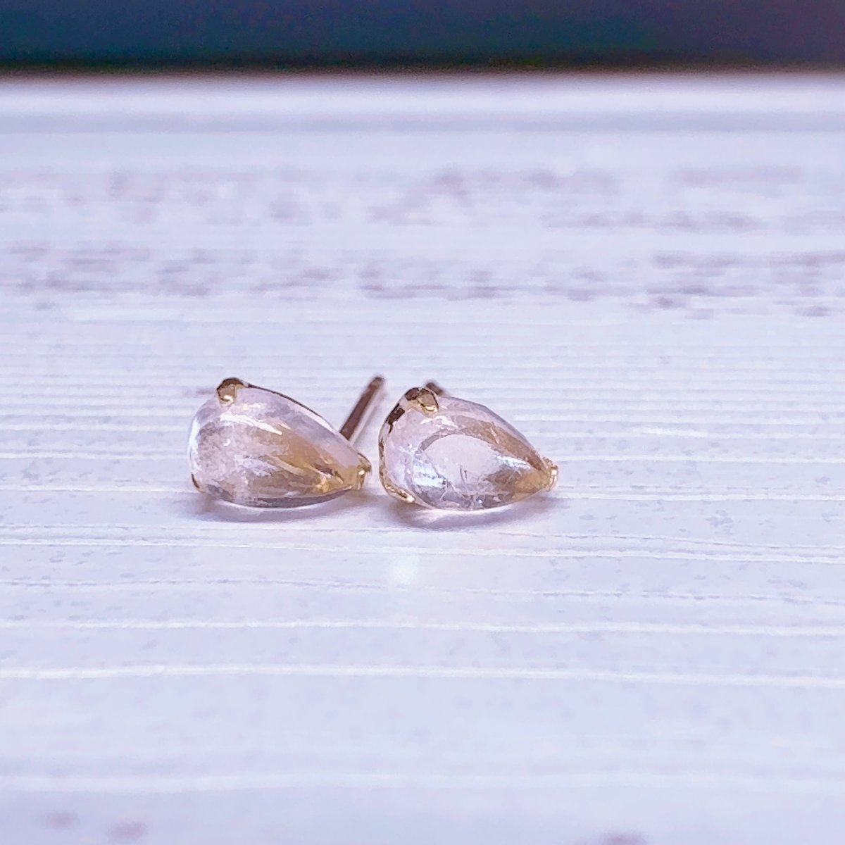 ピアス］k18イエローゴールド モルガナイト ティアドロップカボション