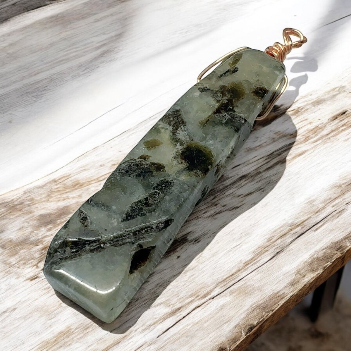 癒しの緑の共生石 トラウマを癒し、前に進む勇気をくれる決断の石