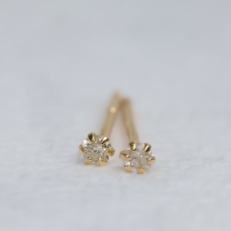［ピアス］K18 ダイヤモンド　1.5mm　0.04ct