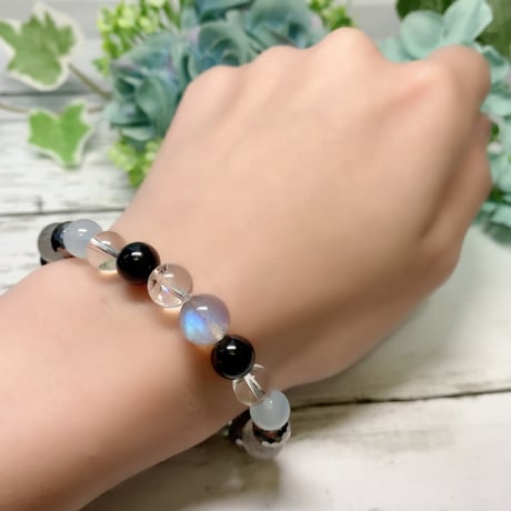 深層を照らす光　ラブラドライトとアイリスクォーツのブレスレット