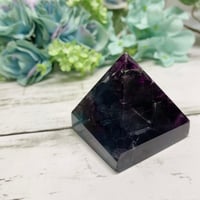 光と色彩の調和　ピラミッド型フローライト A