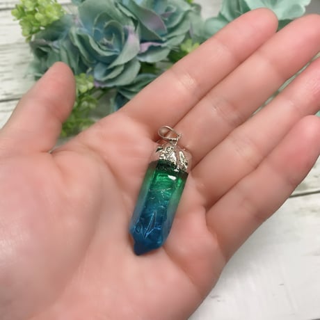 幻想的な輝き　天然水晶アクアオーラ蒸着加工ペンダントトップ
