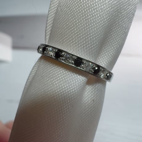 ［リング］PT950 ブラック&ホワイトダイヤモンド ハーフエタニティ 0.11ct×0.12ct【受注生産】【工房応援】
