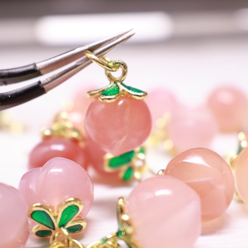 新品　綺麗なピンク色の翡翠卵形ペンダント革紐でビンテージスタイルD10116 ペンダント］k18gp桃モチーフ 瑪瑙 長寿・恋愛運 | pundarika