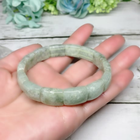 ［ブレスレット］繁栄と心の平穏　翡翠　バングル　10.2×14mm 内径約19cm