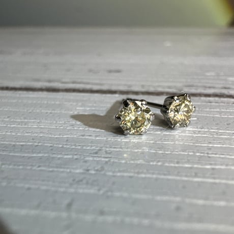 ［ピアス］【工房応援価格】ペールレモンカラー　PT900 刻印有り ダイヤモンド 0.44ct