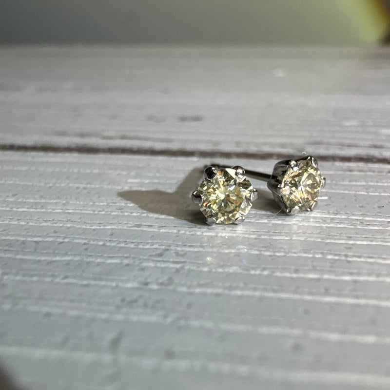 ピアス］【工房応援価格】ペールレモンカラー PT900 刻印有り