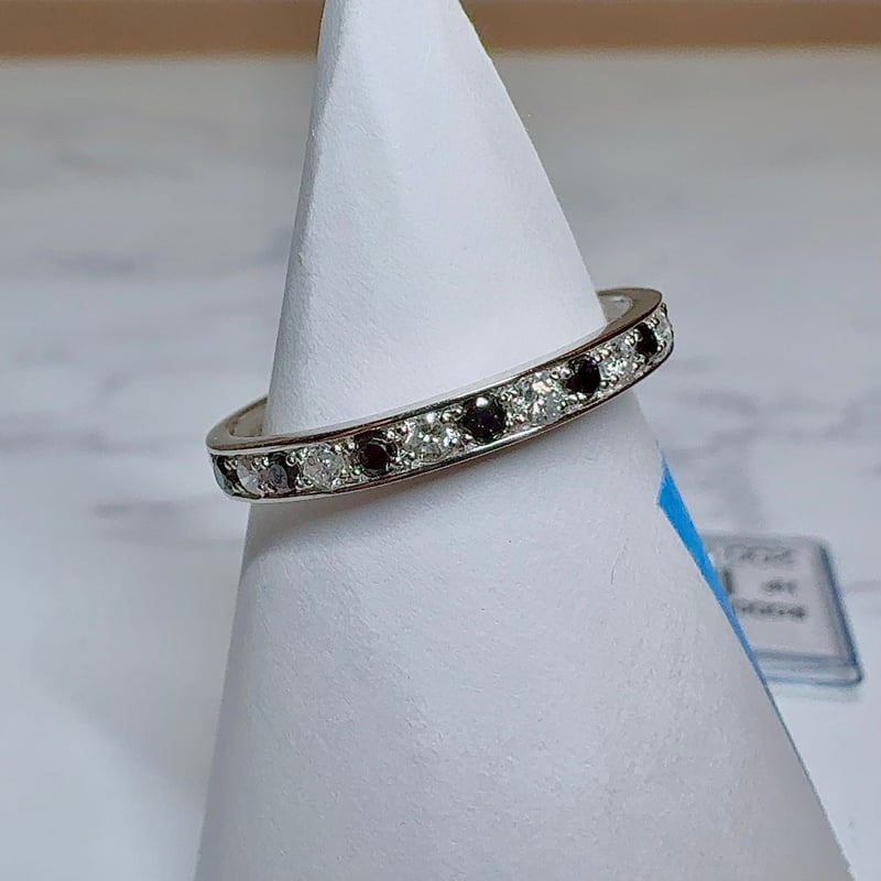 リング］PT950 ブラック&ホワイトダイヤモンド ハーフエタニティ 0.11