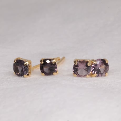 ［ピアス］K18イエローゴールド　スピネル3mm0.2ct　ブルーベリーカラー・ライラックカラー