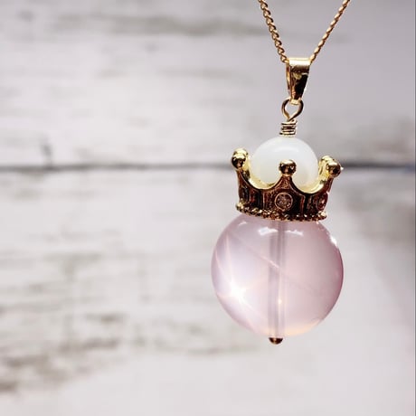 ［ペンダント」【人気の王冠シリーズ】k24gp 女王の薔薇 ─ スターローズクォーツ × 王冠 【オリジナルデザイン】