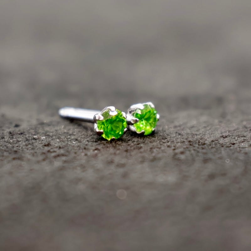 デマントイドガーネット♦︎ピアス♦︎K18 K18金 プラチナ デマントイドガーネット ボディピアス・軟骨