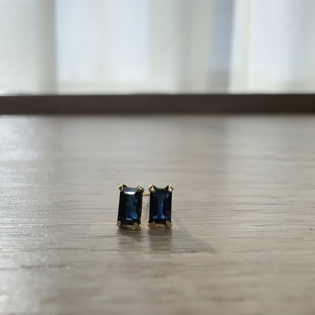 ［ピアス］K18YG サファイア 0.4ct バケット 2×4