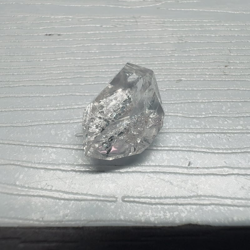 原石］高透明度 虹入り強 “キークリスタル”特徴 黒色内包 NY産