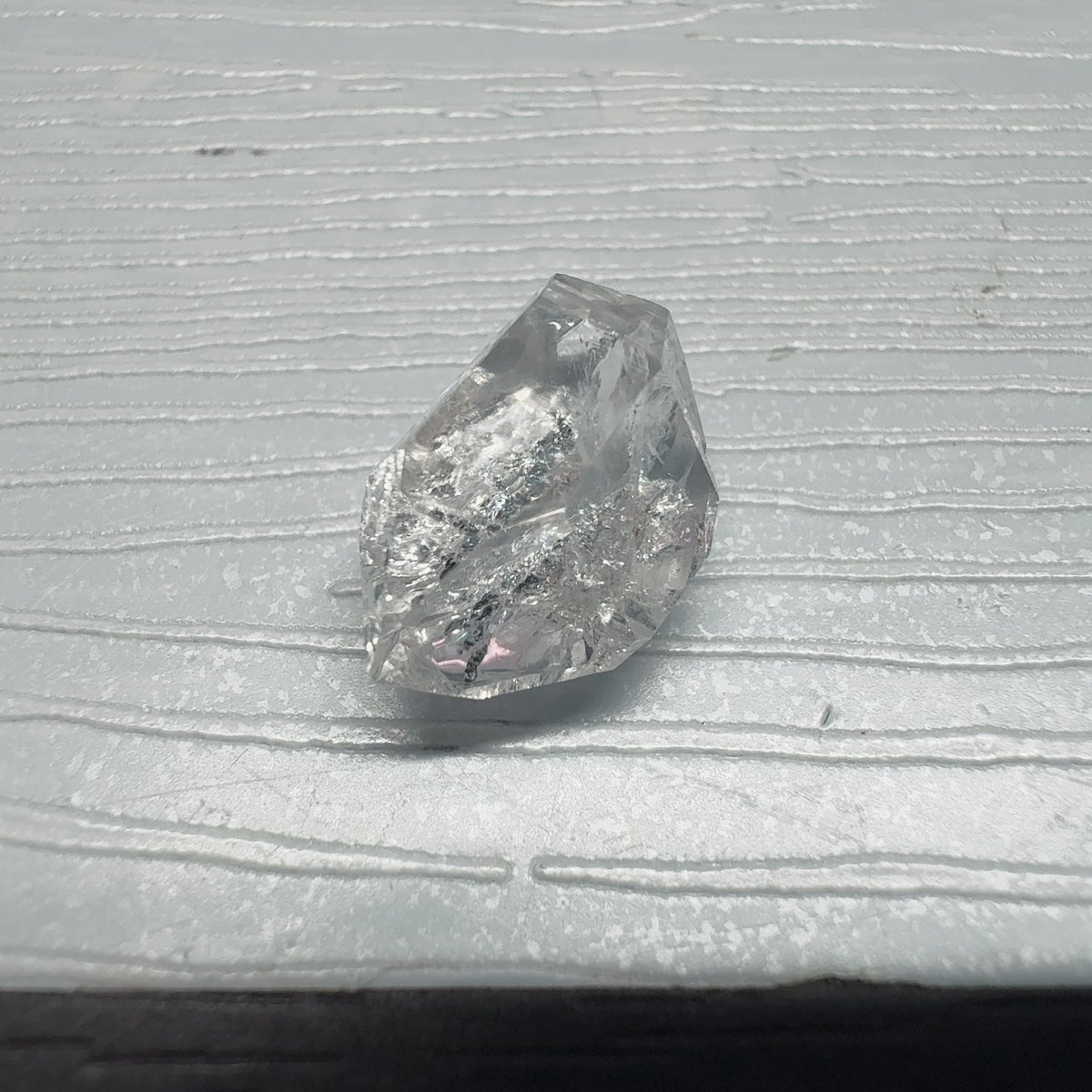原石］高透明度 虹入り強 “キークリスタル”特徴 黒色内包 NY産