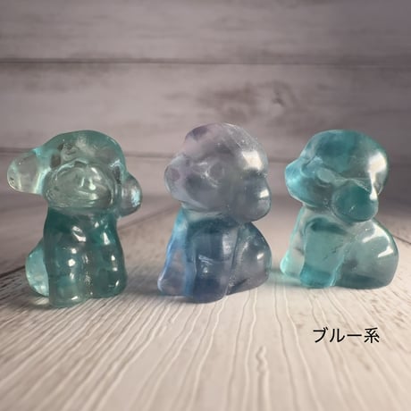 ［彫刻］フローライト　犬　約22mm