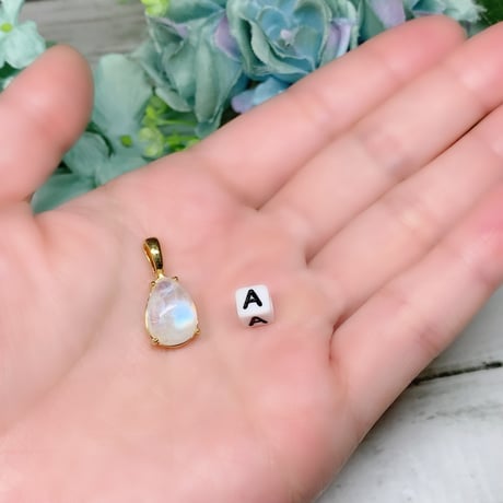 【ケース入り】月光の女神の導き　ムーンストーン　ペンダントトップドロップ　14×10mm