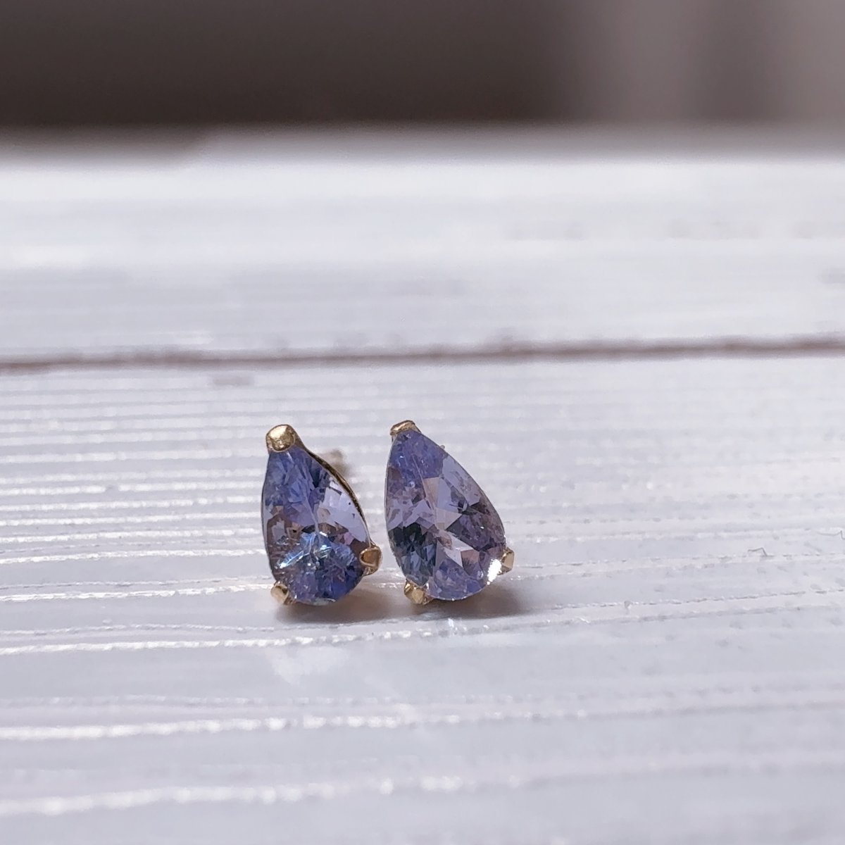 【じばにゃん】 ✳︎SALE✳︎宝石質タンザナイト枠留めピアス 動画】宝石質タンザナイトAAA- 枠留めフリーフォーム ローズ