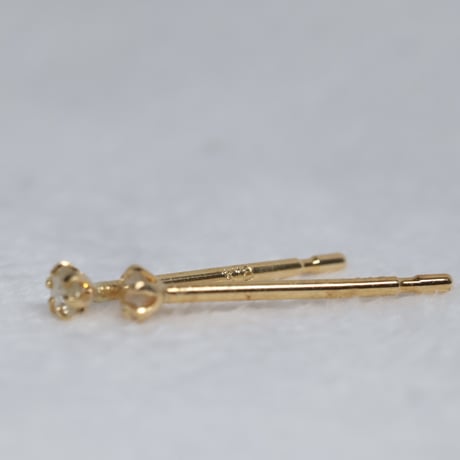 ［ピアス］K18 ダイヤモンド　1.5mm　0.04ct
